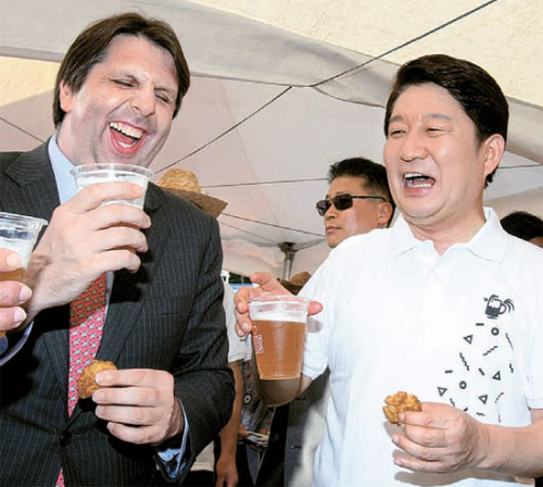 美驻韩大使亲民感十足称自己喜欢炸鸡和啤酒（图）