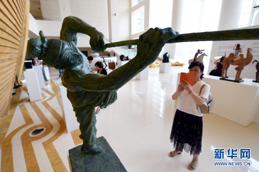 （晚报）（2）中韩两国丝路主题雕塑汇聚兰州