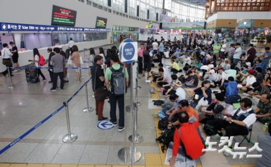 韩国：中秋节火车票开始预售 民众通宵排队购票【组图】