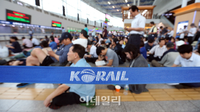韩国：中秋节火车票开始预售 民众通宵排队购票【组图】