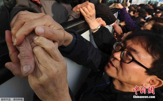 资料图：此前的韩朝离散家属会面活动结束，亲属间挥泪话别。
