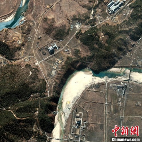 2008年6月27日，朝鲜宁边，朝鲜炸毁宁边核设施冷却塔。 图片来源：东方IC