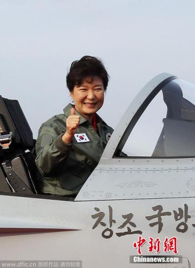 当地时间2014年10月30日，韩国总统朴槿惠出席在江原道原州机场举行的“国产战斗机FA-50投入实战部署纪念仪式”并试乘战斗机。图片来源：东方IC 版权作品 请勿转载