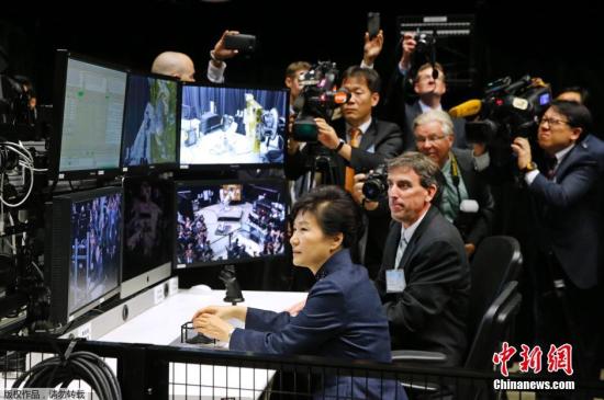 韩国总统朴槿惠访问美国宇航局，尝试操控机械臂。