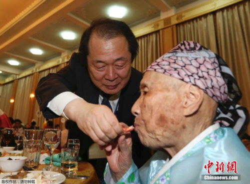 2014年2月21日，朝鲜金刚山，朝韩离散家属共进午餐。