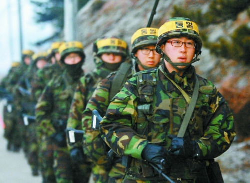 韩军方将增加2万名新兵入伍人数加强体检标准