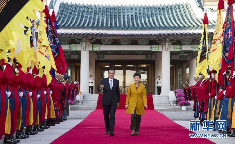     10月31日，国务院总理李克强在首尔青瓦台出席韩国总统朴槿惠举行的隆重的欢迎仪式。 新华社记者黄敬文摄 