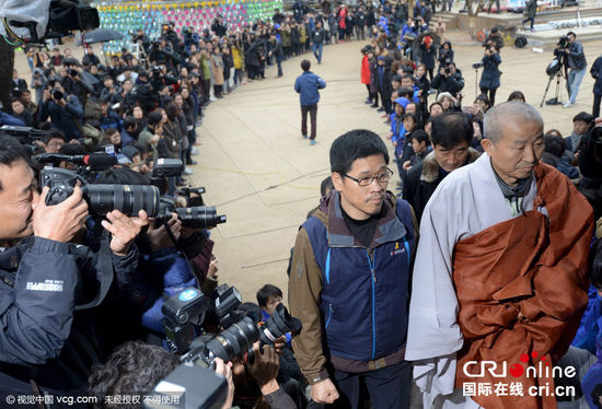韩国警察围住寺庙 逮捕首尔示威主谋韩相均(高清组图)