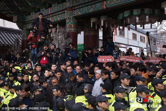 韩国警察围住寺庙 逮捕首尔示威主谋韩相均(高清组图)