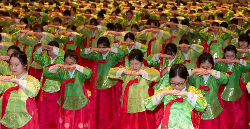 韩国600名高中女生穿传统服装参加成人礼(组图)