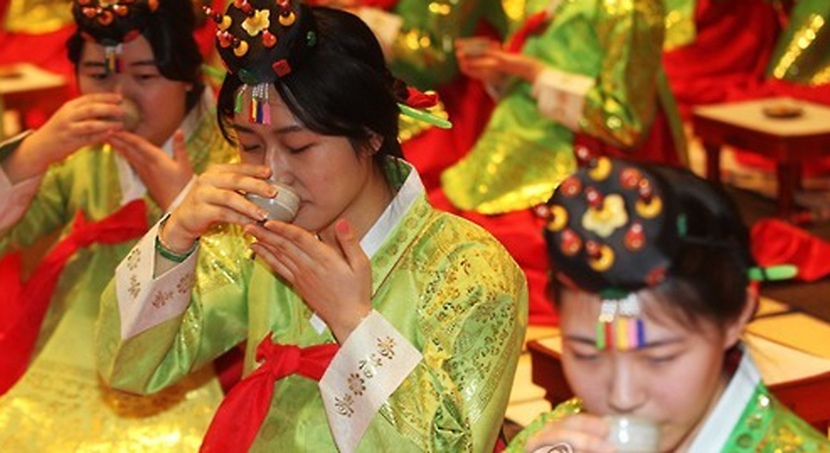 韩国600名高中女生穿传统服装参加成人礼(组图)