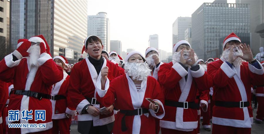 （国际）（3）百名“圣诞老人”空降首尔