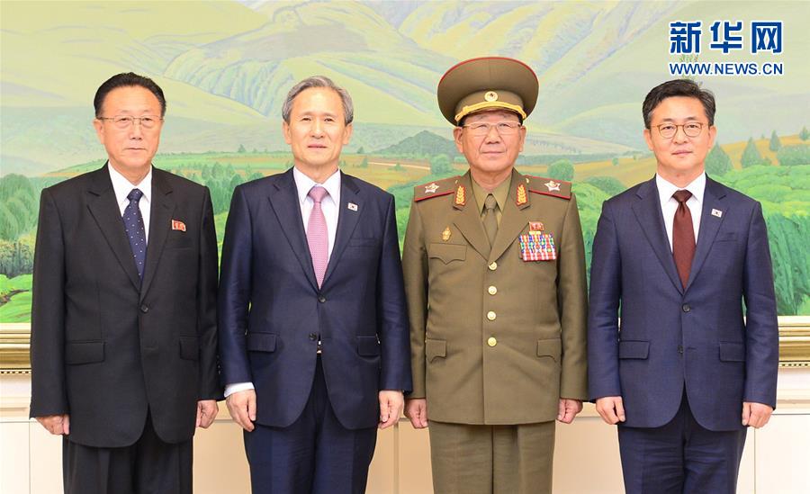 这是金养建（左一）于2015年8月25日出席韩朝高级别对话时与其他韩朝官员合影的资料照片。 新华社发  