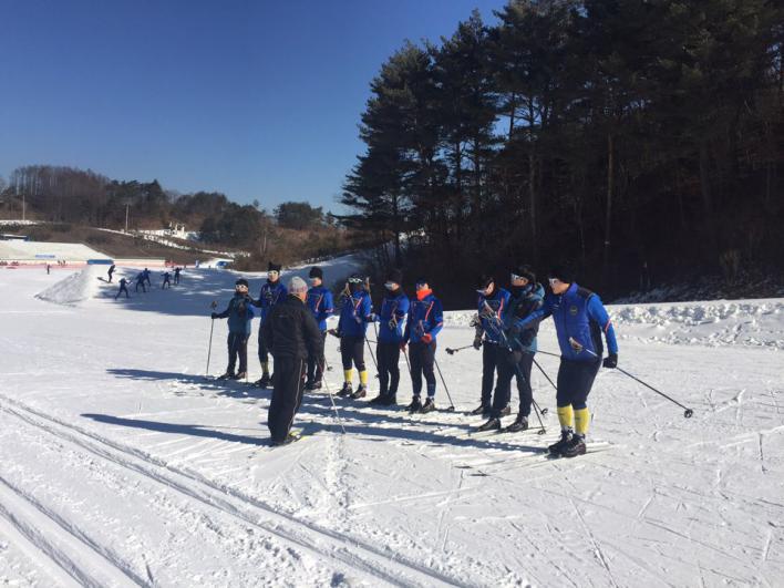 在平昌冬奥会比赛场地滑雪的足球运动员们