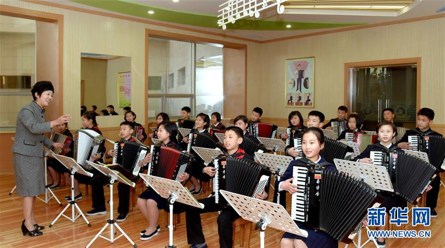 （国际）（1）朝鲜学生在万景台少年宫进行兴趣学习