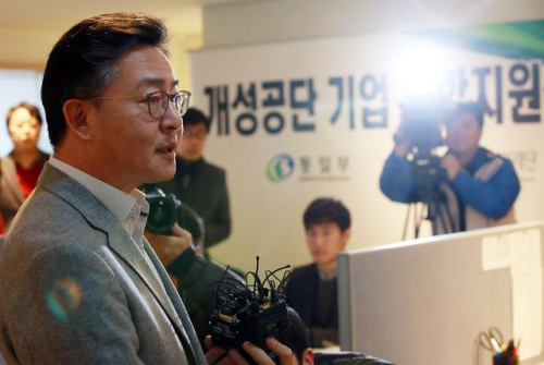 资料图片：韩国统一部部长洪容杓。