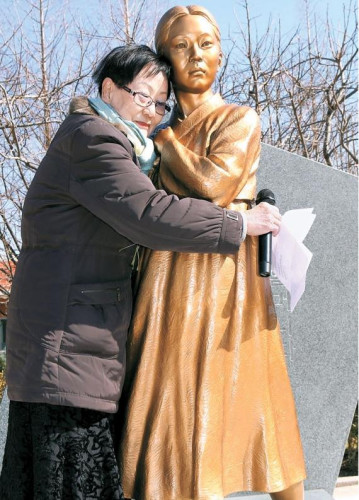 韩釜山慰安妇少女像揭幕由市民筹集捐款建造（图）