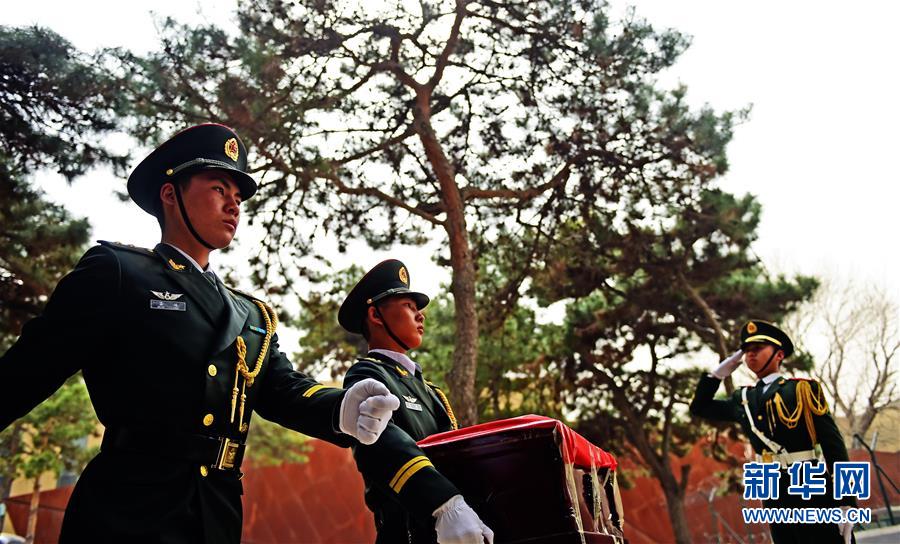 （新华直击）（3）第三批在韩中国人民志愿军烈士遗骸回到祖国