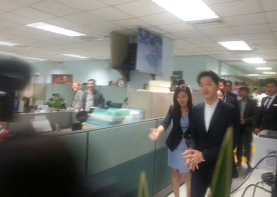 宋仲基现身韩国KBS新闻节目演播厅 引工作人员拍照围观【组图】