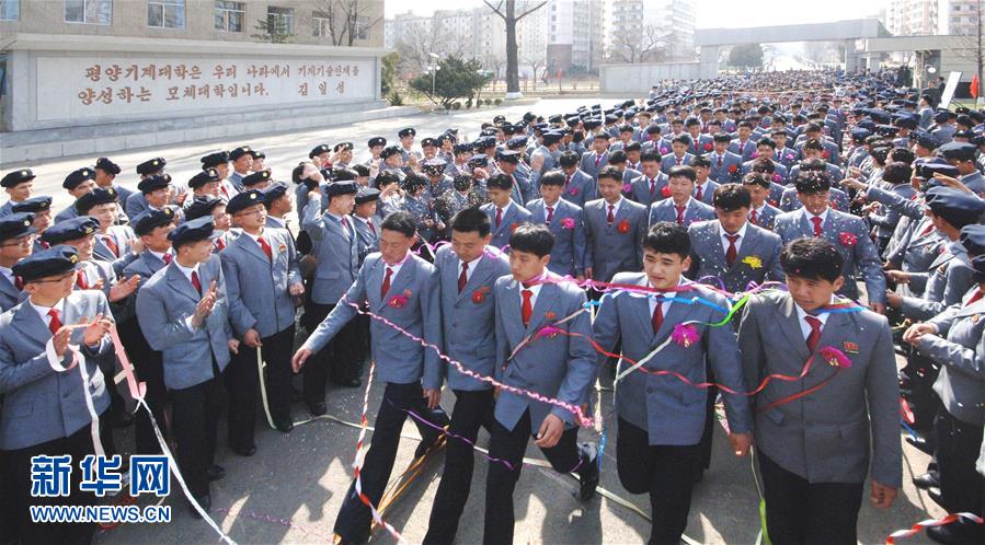 朝鲜学生迎来新学年