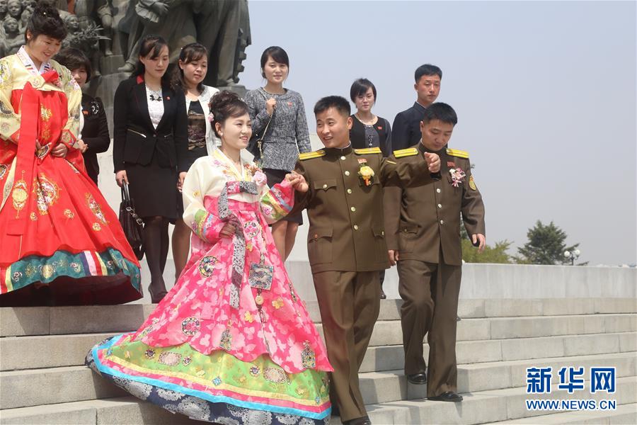 （国际）（3）朝鲜民众向万寿台铜像献花庆祝朝鲜人民军建军84周年
