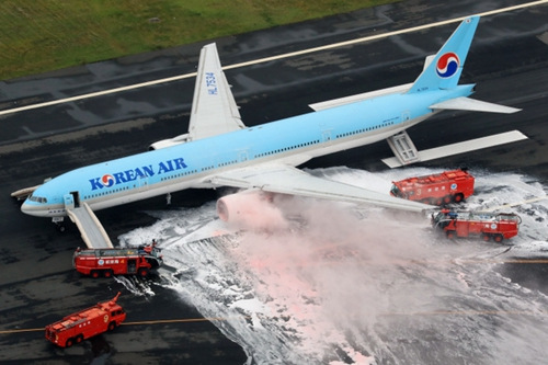 日本羽田机场：大韩航空客机机翼起火无人受伤