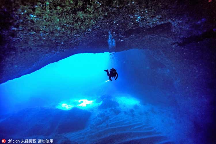 韩国潜水教练探秘各国水下洞穴 捕捉震撼美景（组图）