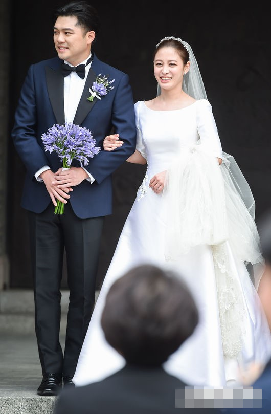 韩演员朴喜本和导演男友举行婚礼 交往3年修成正果【组图】