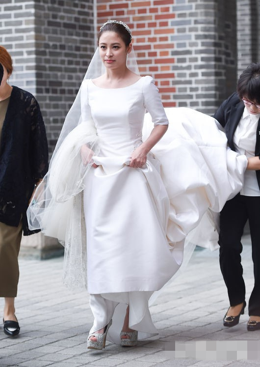 韩演员朴喜本和导演男友举行婚礼 交往3年修成正果【组图】