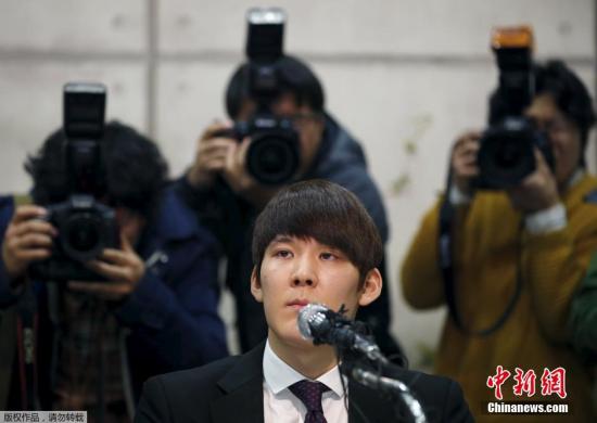 当地时间2015年3月27日，韩国首尔，朴泰桓涉禁药后首次出席记者发布会，韩国偶像潸然泪下。