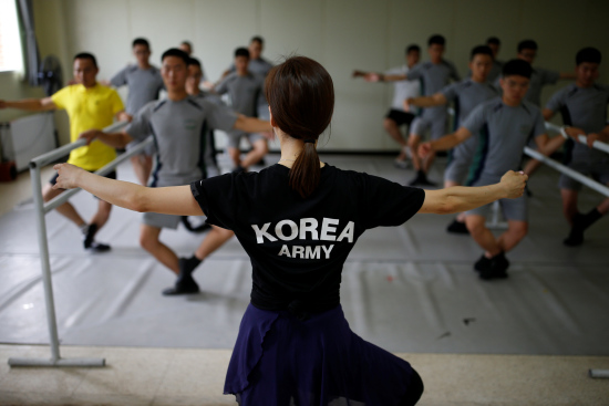 画面太美！韩军人学芭蕾减压 壮汉踮脚变“天鹅”