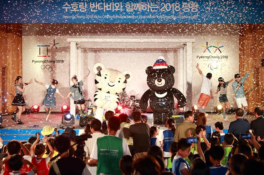 （体育）（1）韩国平昌冬奥会吉祥物与公众见面