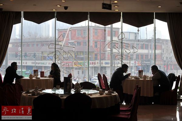 资料图片：2014年1月10日，太原市民在一家高档餐厅用餐。新华社记者 燕雁 摄