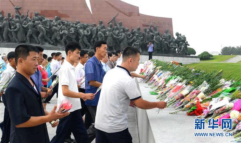 （国际）（2）朝鲜民众向领袖铜像献花 纪念“解放日”