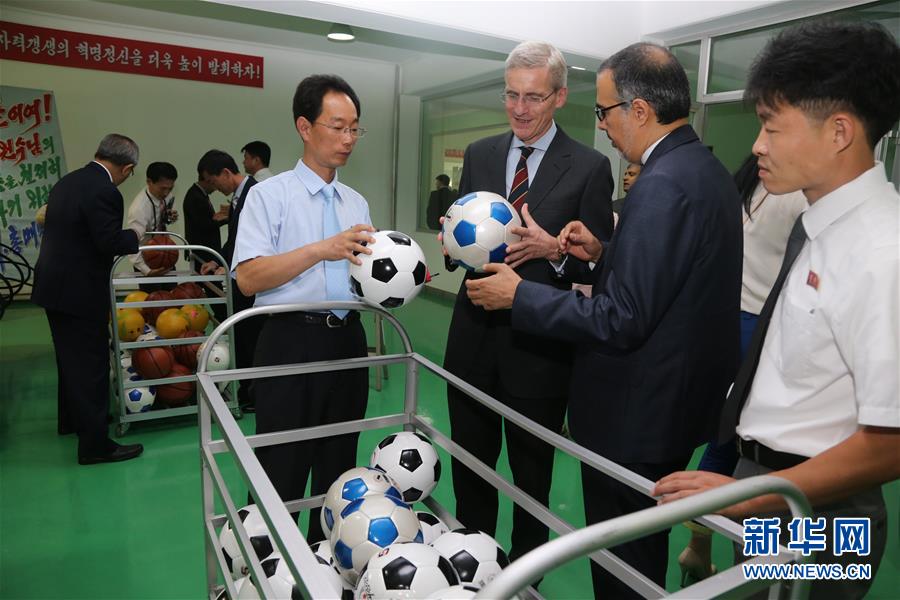 （XHDW）（4）驻朝鲜使团和国际机构代表参观平壤体育器材工厂和金杯体育人综合食品厂