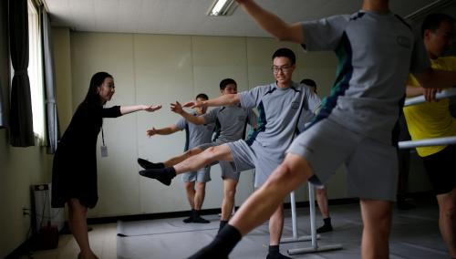 韩军人学芭蕾减压