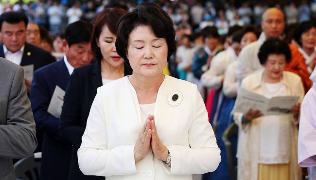韩第一夫人顶烈日出席寺庙竣工仪式 表情虔诚
