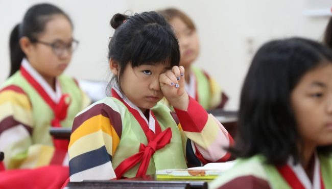 韩小学生着韩服体验传统文化课 困倒一片