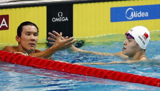 孙杨夺男子400米自由泳冠军 赛后与朴泰桓握手