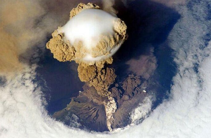 우주에서 바라본 지구 화산폭발