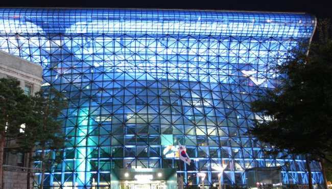 韩国首尔市厅亮起蓝灯 纪念联合国成立70周年