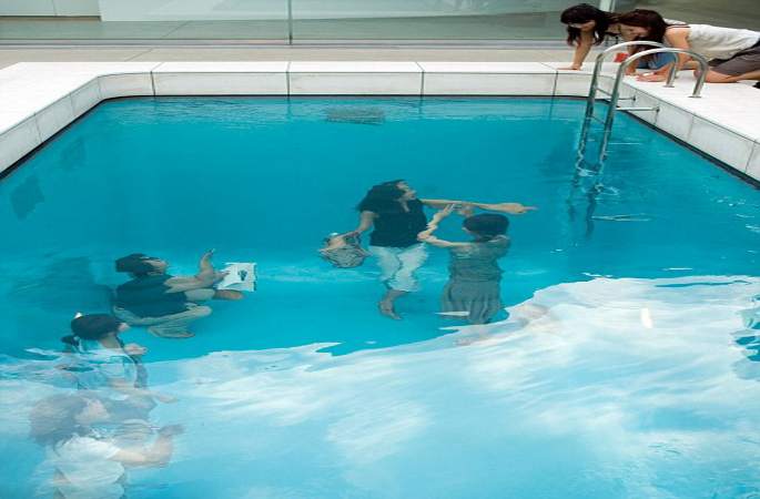신기! 아르헨티나 예술가, 수면 아래서 걸을수 있는 가상 수영장 전시