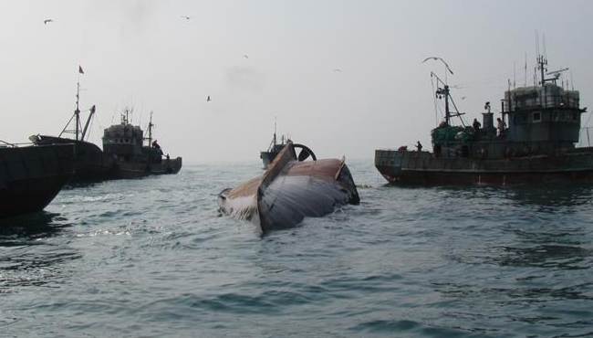 中国渔船在韩海域翻沉