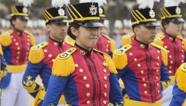 韩国陆军士官学校入学仪式 女学员英姿飒爽颜值高