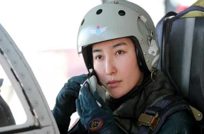중국 최초의 여성 전투기 비행사 '위풍당당'