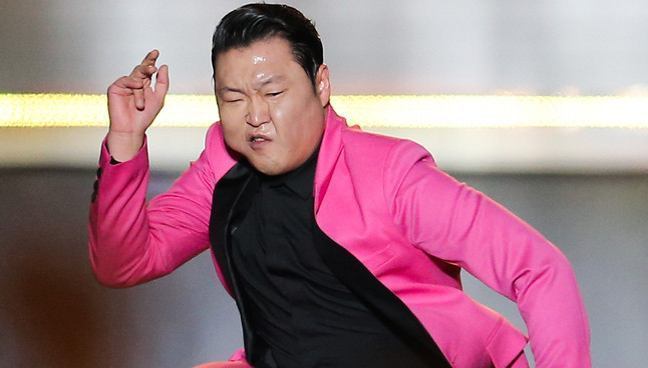 Winner、Ikon亮相演唱会 Psy着粉西装跳骑马舞