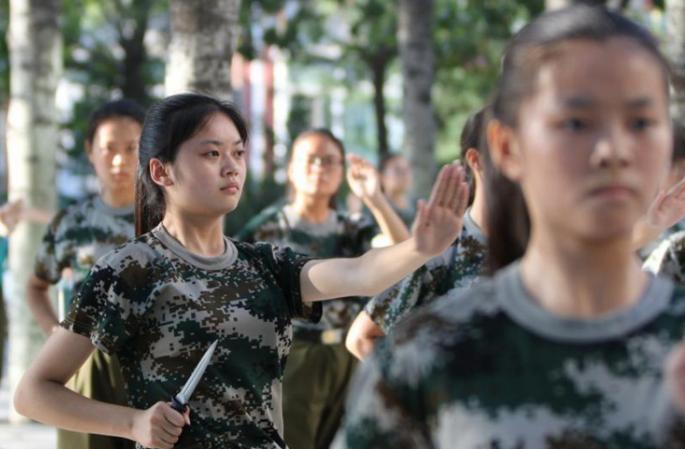정저우대학 신입생 군사훈련, 女학생 단검 부대 등장