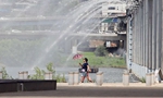 酷暑当前 韩国盘浦大桥开喷泉助民众降温